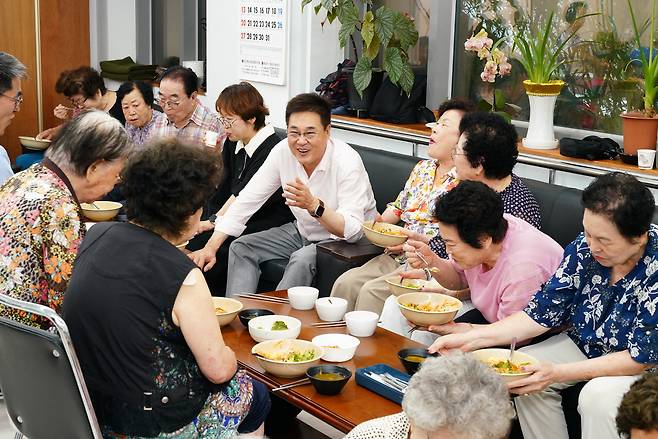 어르신들과 담소를 나누는 정문헌 종로구청장