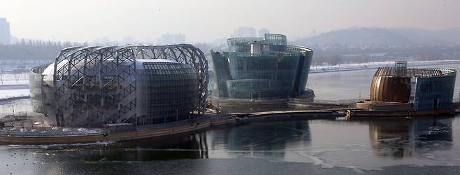 2006년 한강공원 특성화 사업의 하나로 반포한강공원에 조성된 세빛둥둥섬. [연합]