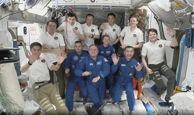 2일 국제우주정거장(ISS)에 도착한 우주비행사들(앞줄 가운데 파란 옷 4명) [AP]