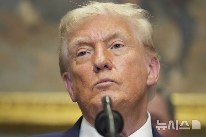 [워싱턴=AP/뉴시스]도널드 트럼프 미국 대통령이 지난달 31일(현지 시간) 백악관 로즈룸에서 열린 행정명령 서명식에서 취재진 질문을 듣고 있다. 2025.08.02.