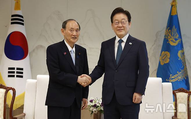 [서울=뉴시스] 최동준 기자 = 이재명 대통령이 30일 서울 용산 대통령실 청사에서 일한의원연맹 회장인 스가 요시히데 전 일본 총리를 접견하며 기념촬영을 하고 있다. 2025.07.30. photocdj@newsis.com