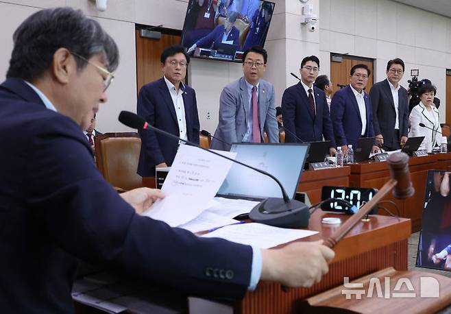 [서울=뉴시스] 김금보 기자 = 1일 서울 여의도 국회에서 열린 법제사법위원회 전체회의에서 이춘석 위원장이 토론을 종결시키고 방송3법을 거수표결로 통과시키자 국민의힘 의원들이 항의하고 있다. 2025.08.01. kgb@newsis.com