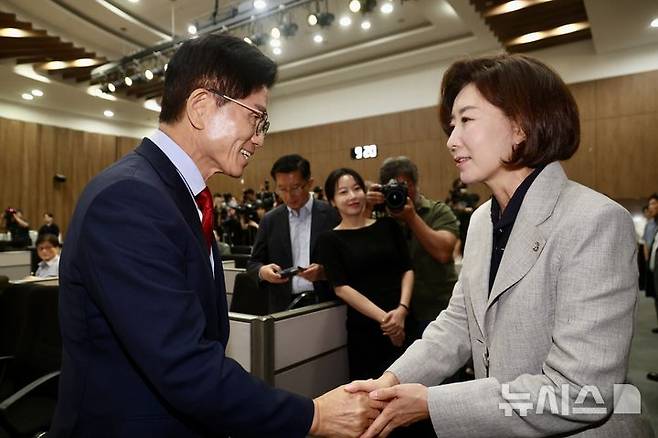 [서울=뉴시스] 김명년 기자 = 김문수 국민의힘 당대표 후보가 31일 오전 서울 여의도 국회 소통관에서 비전·공약 발표 기자회견서 나경원 국민의힘 의원과 악수하고 있다. 2025.07.31. kmn@newsis.com