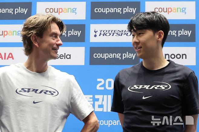[서울=뉴시스] 권창회 기자 = 잉글랜드 프리미어리그 토트넘 홋스퍼 토마스 프랭크 감독과 손흥민이 2일 오전 서울 여의도 IFC몰에서 열린 2025 쿠팡플레이 시리즈 토트넘 기자회견에서 대화를 나누고 있다. 2025.08.02. kch0523@newsis.com