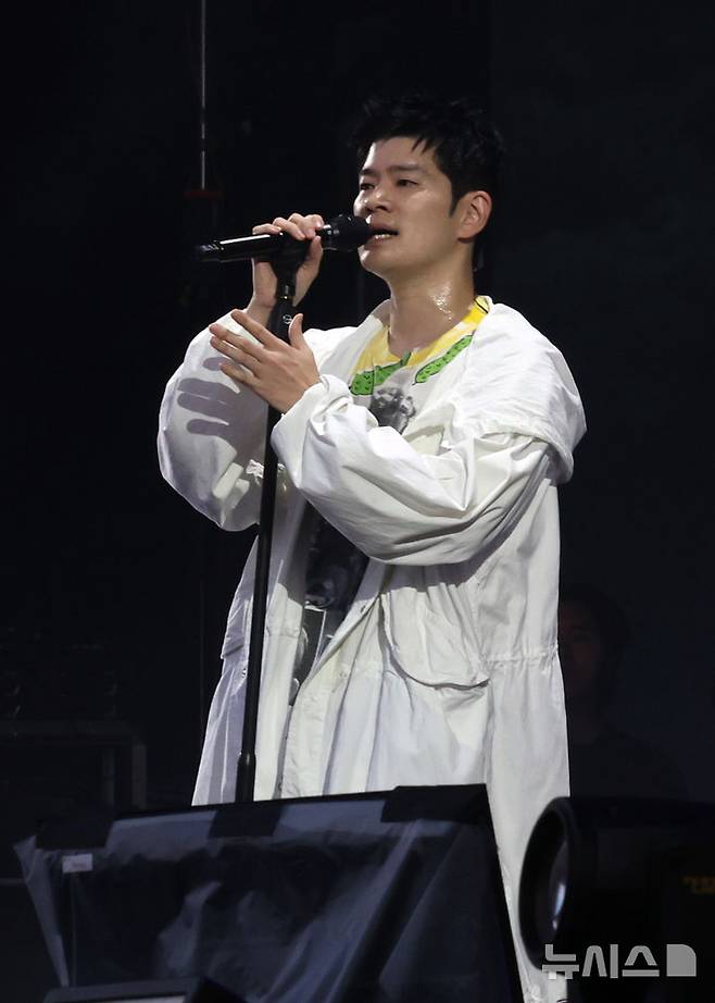 [인천=뉴시스] 전진환 기자 = 1일 오후 인천 연수구 송도달빛축제공원에서 열린 '2025 인천펜타포트 락 페스티벌'에서 관람객들이 장기하의 공연을 관람하고 있다.  2025.08.01. amin2@newsis.com