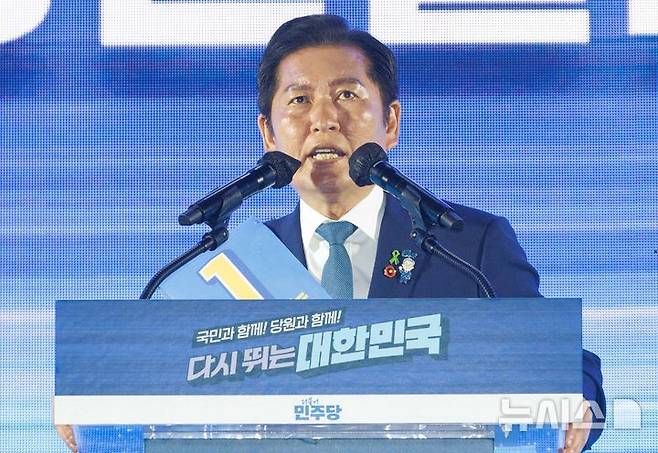 [고양=뉴시스] 고승민 기자 = 정청래 더불어민주당 대표 후보가 2일 오후 경기 고양시 킨텍스에서 열린 제2차 임시전국당원대회에서 정견발표를 하고 있다. (공동취재) 2025.08.02. photo@newsis.com