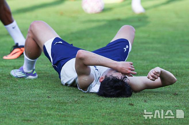 [안양=뉴시스] 권창회 기자 = 잉글랜드 프리미어리그 토트넘 홋스퍼 손흥민이 2일  경기 안양시 안양종합운동장에서 열린 2025 쿠팡플레이 시리즈 토트넘 오픈 트레이닝에서 훈련 도중 쓰러져 있다. 2025.08.02. kch0523@newsis.com
