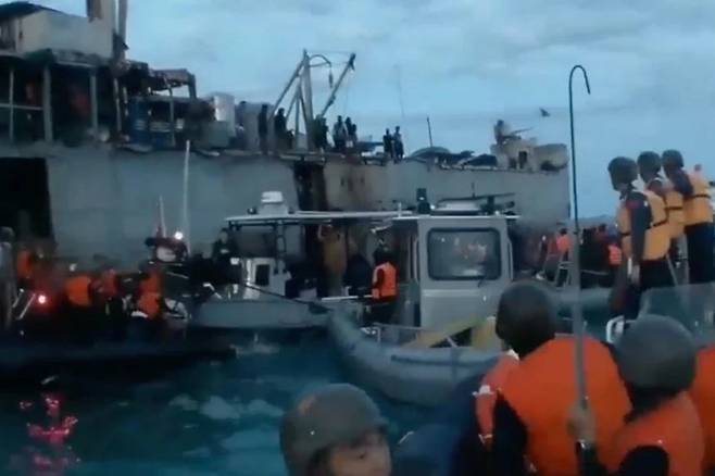 CCTV 다큐 속 필리핀 선박 예인하는 중국 해경 [SCMP 캡처=연합뉴스 제공]