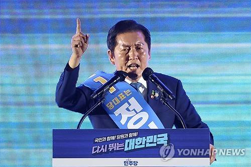 정청래 당대표 후보 정견 발표 (고양=연합뉴스) 김주성 기자 = 더불어민주당 정청래 당대표 후보가 2일 고양 킨텍스에서 열린 전국당원대회에서 정견발표를 하고 있다. 2025.8.2 utzza@yna.co.kr
