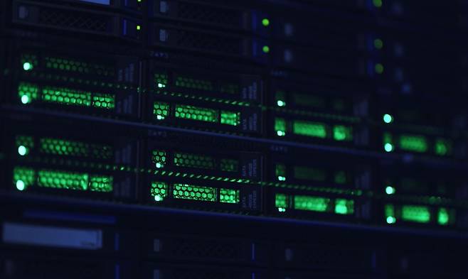 작동 중인 데이터센터 서버 모습. 네이버 제공
