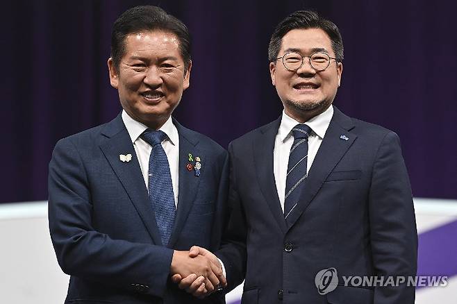 (서울=연합뉴스) 더불어민주당 정청래(왼쪽) · 박찬대 당대표 후보들이 29일 오후 서울 마포구 MBC에서 열린 TV토론회에 참석해 기념촬영을 하고 있다. 2025.7.29 [국회사진기자단] photo@yna.co.kr 연합뉴스