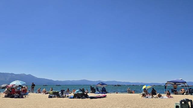 시에라의 끝에 위치한 타호 호수(Tahoe Lake). 미국에서 두 번째로 큰 담수호로 미국인이 사랑하는 휴양지다. 해수욕·카지노 등을 즐길 수 있어 낮밤으로 사람이 북적인다.