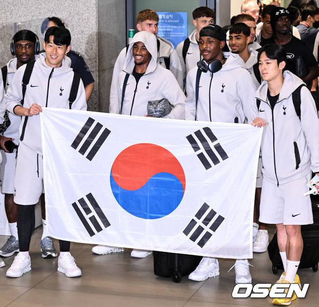 [OSEN=인천공항, 조은정 기자]토트넘 선수단이 1일 오후 인천국제공항을 통해 입국했다. 토트넘은 오는 3일 서울월드컵경기장에서 뉴캐슬(잉글랜드)과 2025 쿠팡플레이 시리즈 2경기를 치른다.토트넘 손흥민, 양민혁이 태극기를 들고 기념 촬영을 하고 있다. 2025.08.01 /cej@osen.co.kr