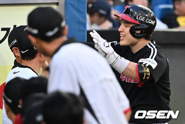 [OSEN=대구, 이석우 기자] 2일 대구삼성라이온즈파크에서 2025 신한 SOL 뱅크 KBO 리그 삼성 라이온즈와 LG 트윈스의 경기가 열렸다. 홈팀 삼성은 원태인이, 방문팀 LG는 에르난데스가 선발 출전했다. LG 트윈스 박동원이 5회초 좌중월 솔로 홈런을 치고 하이파이브를 하고 있다. 2025.08.02 / foto0307@osen.co.kr