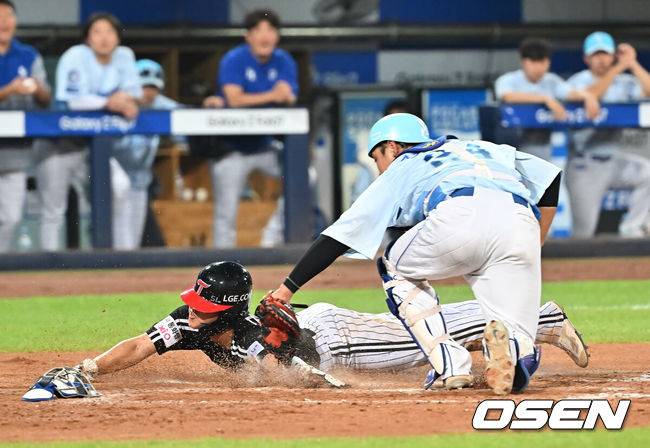 [OSEN=대구, 이석우 기자] 2일 대구삼성라이온즈파크에서 2025 신한 SOL 뱅크 KBO 리그 삼성 라이온즈와 LG 트윈스의 경기가 열렸다. 홈팀 삼성은 원태인이, 방문팀 LG는 에르난데스가 선발 출전했다. LG 트윈스 구본혁이 8회초 1사 2,3루 신민재의 1루 땅볼때 홈에서 아웃되고 있다. 2025.08.02 / foto0307@osen.co.kr