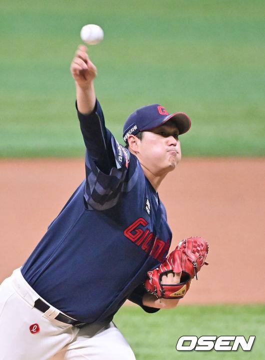 [OSEN=고척, 박준형 기자] 2일 오후 서울 고척스카이돔에서 ‘2025 신한 SOL BANK KBO리그’ 키움 히어로즈와 롯데 자이언츠의 경기가 진행됐다.이날 경기에서 키움은 김윤하를, 롯데는 나균안을 선발투수로 내세웠다.1회말 롯데 선발투수 나균안이 역투하고 있다.   2025.08.02 / soul1014@osen.co.kr