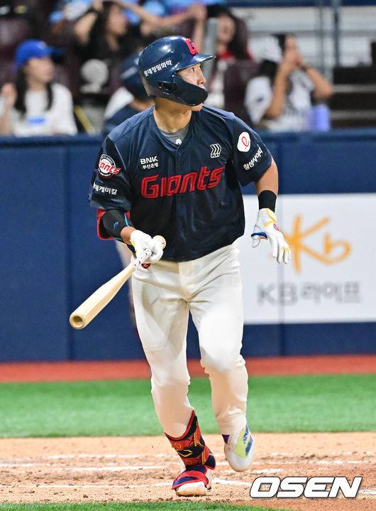 [OSEN=고척, 박준형 기자] 2일 오후 서울 고척스카이돔에서 ‘2025 신한 SOL BANK KBO리그’ 키움 히어로즈와 롯데 자이언츠의 경기가 진행됐다.이날 경기에서 키움은 김윤하를, 롯데는 나균안을 선발투수로 내세웠다.6회초 무사 1루 롯데 박승욱이 1타점 적시타를 날리고 있다.   2025.08.02 / soul1014@osen.co.kr