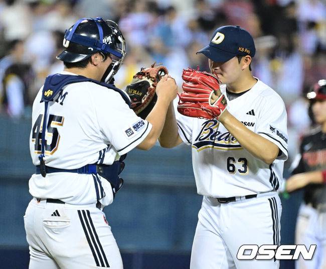 [OSEN=잠실, 최규한 기자] 두산이 타선의 집중력을 앞세워 갈길 바쁜 라이벌 LG의 7연승을 저지했다. 베테랑 좌완투수 고효준은 42세라는 늦은 나이에 승리투수가 되는 기쁨을 안았다.&nbsp;프로야구 두산 베어스는 27일 서울 잠실구장에서 열린 2025 신한 SOL뱅크 KBO리그 LG 트윈스와의 시즌 11차전에서 9-6으로 승리했다.9회초 마운드에 올라 경기를 마무리지은 두산 투수 김택연과 포수 김기연이 인사를 나누고 있다. 2025.07.27 / dreamer@osen.co.kr