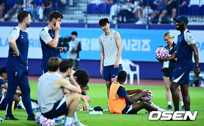 (OSEN = Anyang, Ji -Joon Ji) On the afternoon of the afternoon, the 2025 Kupang Play Series Tottenham Hufper Open Training was held at the Anyang Sports Complex. Tottenham will play a friendly match against Newcastle United in the second leg of the Kupang Play Series at the Seoul World Cup Stadium on the 3rd at 8 pm. It may be the last game of Son Heung -min's Tottenham, and Tottenham Son Heung -min is training. 2025.08.02 / jpnews@osen.co.kr