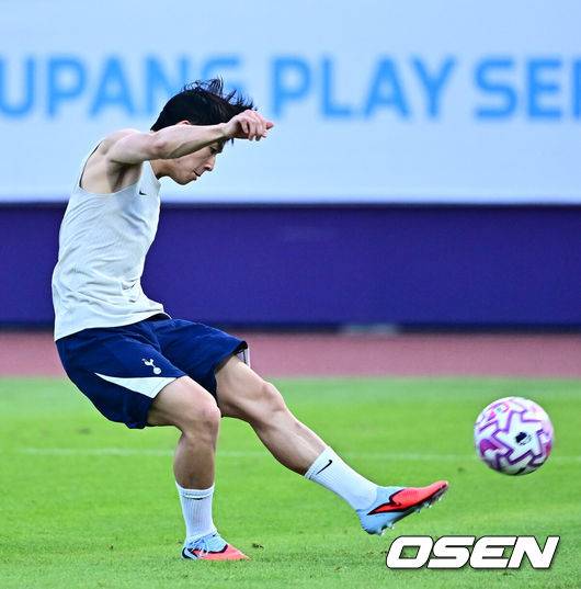 [OSEN=안양, 지형준 기자] 2일 오후 안양종합운동장에서&nbsp;‘2025&nbsp;쿠팡플레이 시리즈’ 토트넘 훗스퍼 오픈 트레이닝이 열렸다.이날 오전에 열린 기자회견에서 손흥민은 토트넘과 이별을 발표했다. 토트넘은 3일 오후 8시 서울월드컵경기장에서 쿠팡플레이 시리즈 2차전 뉴캐슬 유나이티드와 친선 경기를 가진다. 손흥민의 토트넘 소속 마지막 경기일 수도 있다.토트넘 양민혁이 훈련을 하고 있다. 2025.08.02 / jpnews@osen.co.kr