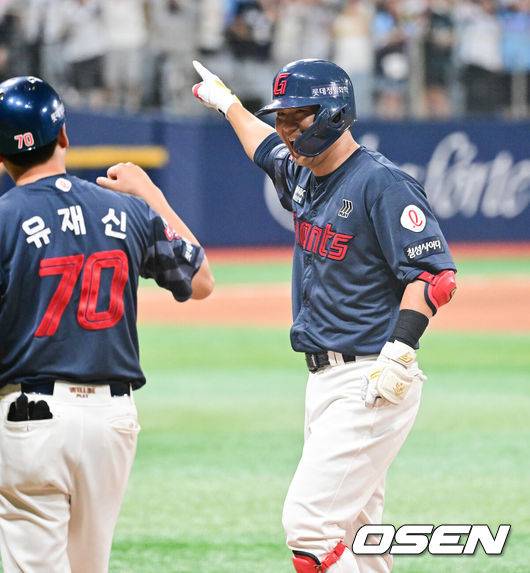 [OSEN=고척, 박준형 기자] 프로야구 롯데 자이언츠가 짜릿한 역전승으로 주말 3연전 1승 1패 균형을 맞췄다. 키움 히어로즈 김윤하는 16연패 탈출까지 아웃카운트 하나만 남겨뒀지만 팀이 충격적인 역전패를 당하고 말았다.롯데는 2일 서울 고척스카이돔에서 열린 ‘2025 신한은행 SOL Bank KBO리그’ 키움과의 경기에서 3-2 역전승을 거뒀다. 이날 승리로 주말 3연전 1승 1패 균형을 맞추는데 성공했다.&nbsp;9회초 롯데 김민성이 역전 1타점 적시타를 날리고 기뻐하고 있다. 2025.08.02 / soul1014@osen.co.kr