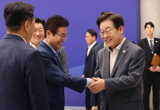 ▲이철우 경북도지사가 1일 개최된 서울 용산 대통령실에서 열린 전국 시·도지사 간담회에서 이재명 대통령과 악수를 나누고 있다. ⓒ 경북도