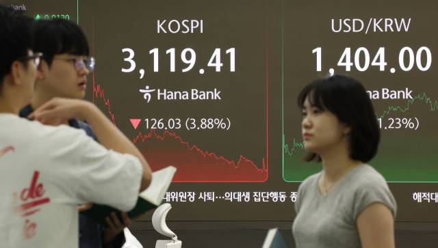 ▲1일 서울 중구 하나은행 본점 딜링룸에서 직원들이 업무를 보고 있다. 이날 코스피는 전장보다 126.03포인트(3.88%) 내린 3,119.41에 장을 마쳤다. ⓒ연합뉴스