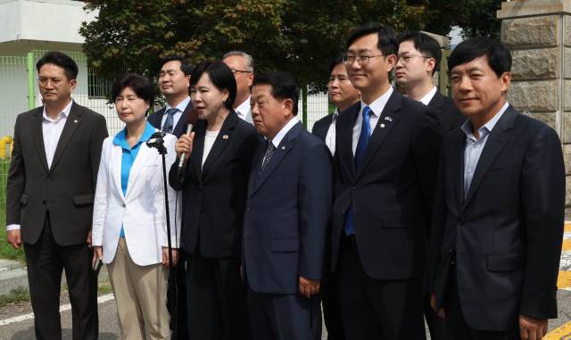 ▲31일 여당의 '3대특검(내란·김건희·순직해병) 종합대응 특별위원회'가 첫 일정으로 윤석열 전 대통령이 수감된 서울구치소를 방문한 가운데 면담 전 구치소 앞 브리핑을 하고 있다. ⓒ연합뉴스