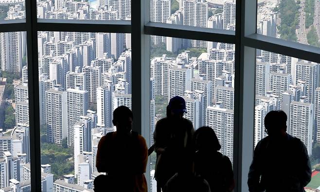 서울 송파구 서울스카이에서 바라본 아파트 단지 모습. 뉴스1