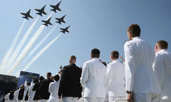 미 해사 졸업식에서 4학년 생도들이 해군 곡예비행팀의 축하 비행을 감상하고 있다. 흰색 상의를 입은 졸업생은 해군 소위, 검정색 상의를 입은 졸업생은 해병대 소위로 각각 임관한다. AFP연합뉴스