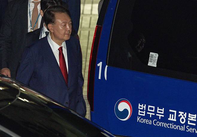 윤석열 전 대통령이 지난 7월 9일 서울 서초구 서울중앙지법에서 열린 직권남용 등 혐의 영장실질심사(구속 전 피의자 심문)를 마친 뒤 대기 장소인 서울구치소로 이동하기 위해 법원을 나서고 있다. 뉴시스