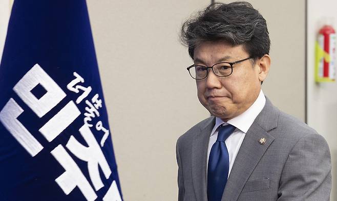 더불어민주당 진성준 정책위의장이 지난 1일 국회에서 열린 최고위원회의에 입장하고 있다. 연합뉴스