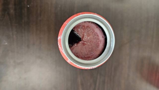 피스마이너스원 레드에는 붉은색의 술에 레몬 슬라이스가 떠 있다.