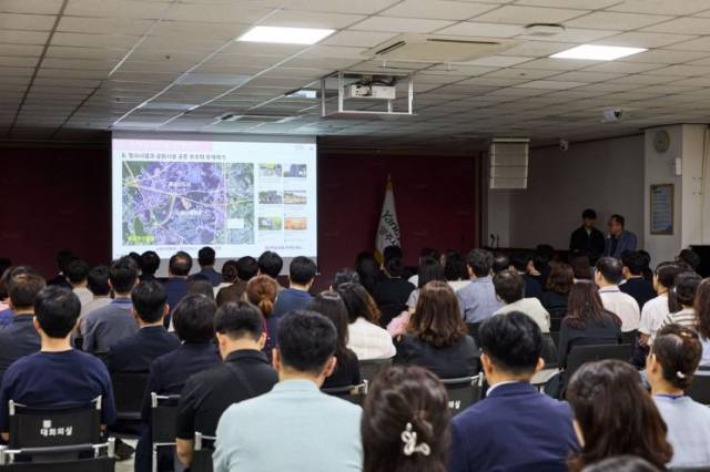 양주시가 1일 시청 대회의실에서 월례조회를 열고 공동형 종합장사시설 건립사업의 진행 상황을 전 직원에게 공유하고 있다. 사진 제공=양주시