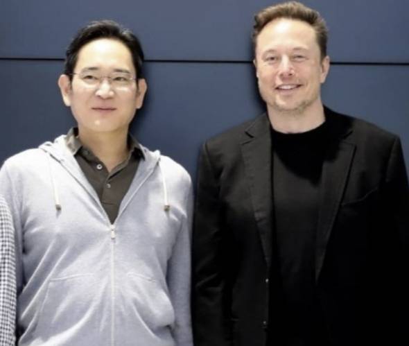 2023년 5월 당시 첫 비즈니스 미팅을 기념해 이재용(왼쪽) 삼성전자 회장과 일론 머스크 테슬라 CEO가 기념사진을 촬영하고 있다. 사진제공=삼성전자