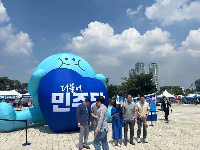 더불어민주당 전국당원대회를 앞두고 2일 경기 고양 일산서구 킨텍스 앞에서 당원들이 기념 조형물 앞에서 사진을 찍고 있다. 고양=강도림 기자