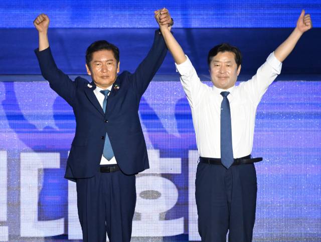 정청래(왼쪽) 더불어민주당 신임 대표와 황명선 신임 최고위원이 2일 경기 고양시 킨텍스에서 열린 제2차 임시전국당원대회에서 손을 맞잡아 들어 당원들에게 인사하고 있다. 고양=오승현 기자