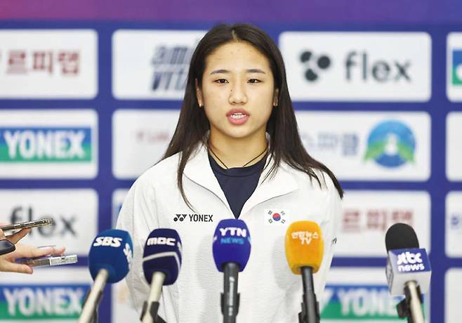 안세영이 7월28일 인천국제공항에서 취재진 질문에 답하고 있다. ⓒ연합뉴스