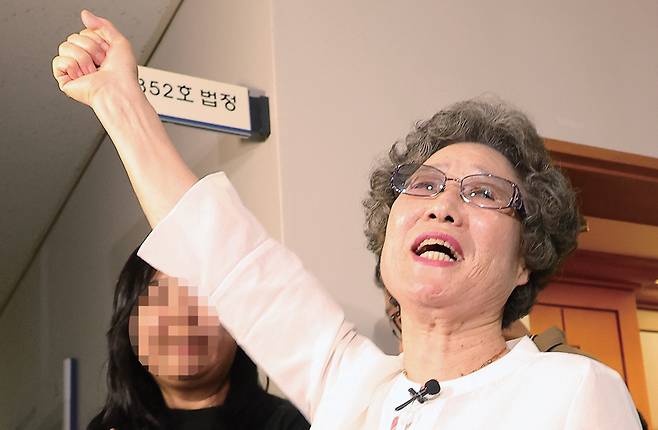 7월23일 재심 첫 공판에서 검찰이 무죄를 구형하자 법정을 나서던 최말자씨가 오른손을 치켜들고 있다. ⓒ연합뉴스
