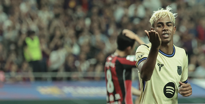 라민 야말이 FC서울전에서 골을 넣은 뒤 세리머니하고 있다. 연합뉴스