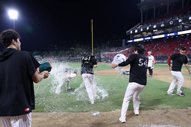 KIA 선수단이 1일 광주 한화전 승리 후 기뻐하고 있다. /사진=KIA 타이거즈 제공