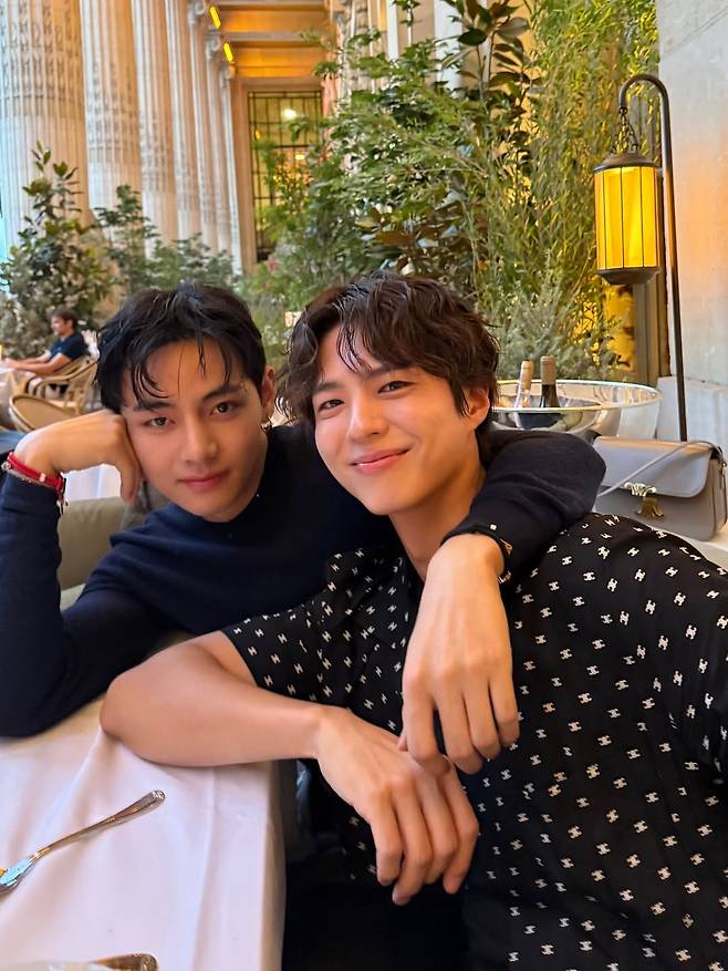뷔 X 박보검 '찐친' 10년 우정..'칸타빌레' 깜짝 등장