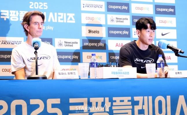 2025 쿠팡플레이 시리즈 토트넘 홋스퍼 FC 기자회견이 2일 서울 여의도 TWO IFC 3층 The Forum에서 열렸다.  토트넘 홋스퍼 토마스 프랭크 감독과 손흥민이 기자들의 질문에 답하고 있다. /사진=김진경 대기자