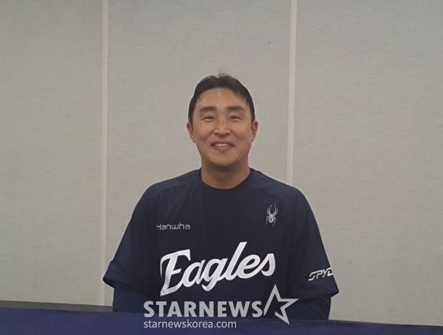 한화 손아섭이 1일 광주-기아챔피언스필드에서 열릴 광주 KIA전을 앞두고 취재진과 인터뷰에 응하고 있다. /사진=김동윤 기자
