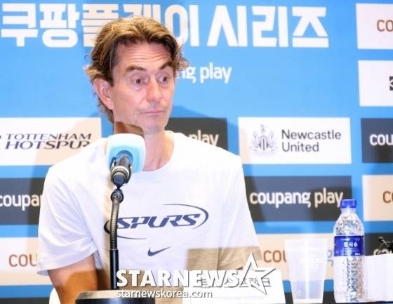 토마스 프랭크 토트넘 홋스퍼 감독이 2일 여의도 TWO IFC에서 열린 2025 쿠팡플레이 시리즈 2경기 기자회견에서 놀란 듯한 표정을 짓고 있다. /사진=김진경 대기자