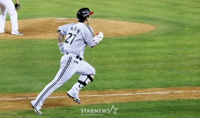 2025 신한 SOL Bank KBO리그 LG 트윈스 대 SSG 랜더스 경기가 12일 서울 잠실야구장에서 열렸다.  LG 박동원이 5회말 2사 1,3루에서 대타로 나와 주자일소 역전 2타점 적시 2루타를 날리고 있다. /사진=김진경 대기자