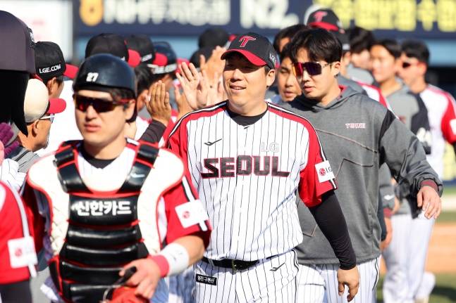 LG 김현수(가운데)가 18일 잠실 KT전을 승리로 이끈 후 미소 짓고 있다. /사진=LG 트윈스 제공