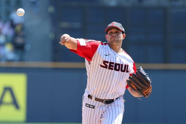 LG 요니 치리노스가 18일 잠실 KT전에서 역투하고 있다. /사진=LG 트윈스 제공