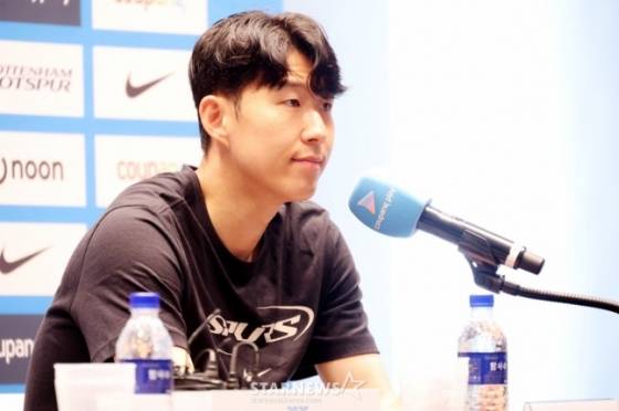 손흥민이 2일 오전 서울 영등포구 IFC 더포럼에서 열린 뉴캐슬 유나이티드와의 '2025 쿠팡플레이 시리즈 기자회견'에 참석해 취재진의 질문을 듣고 있다. /사진=김진경 대기자