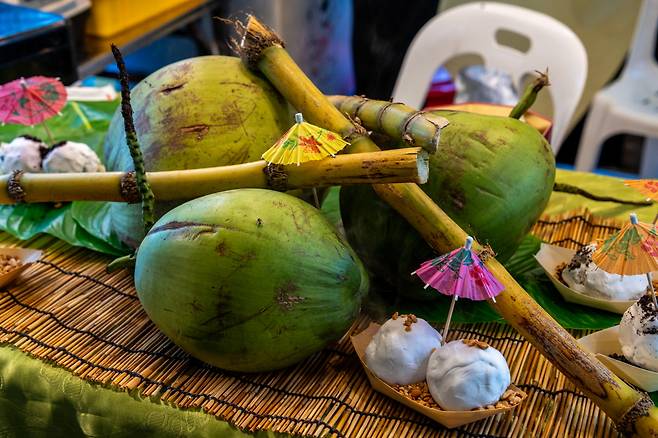 현지에서 수확한 코코넛에 빨대를 꽂아 바로 음료로 마신다